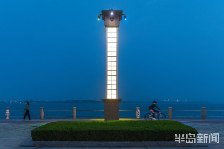 点亮夜晚的青岛唐岛湾景色迷人 景观灯点亮海湾
