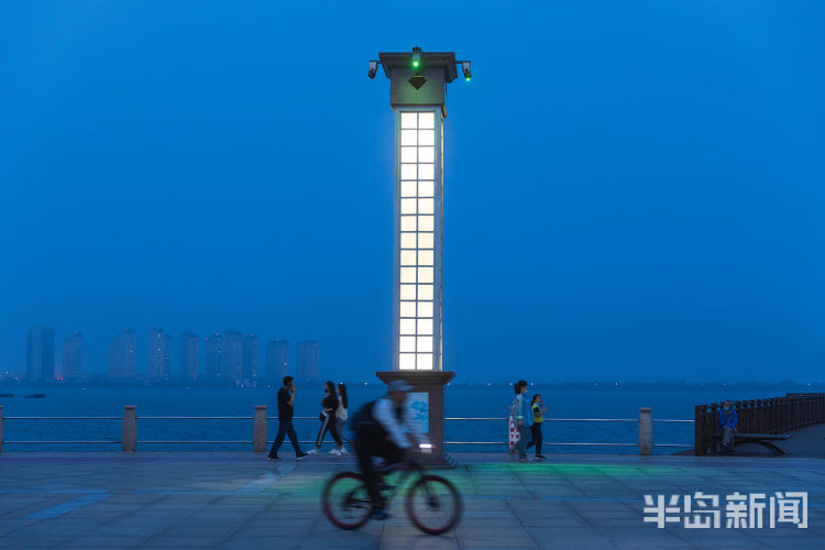 点亮夜晚的青岛唐岛湾景色迷人 景观灯点亮海湾