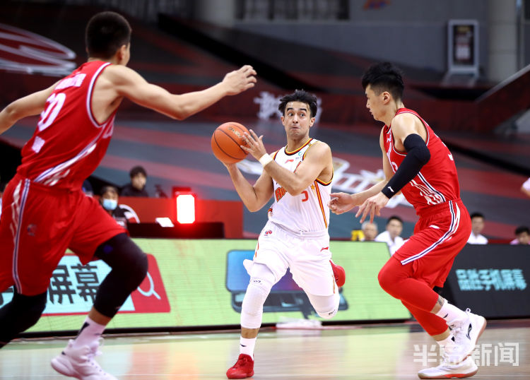 CBACBA赛场：青岛战胜八一取得连胜