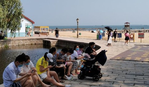 端午小长假首日玩嗨了 青岛八大关景区及海边人头攒动