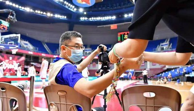 【视频】CBA遇端午：吴庆龙包粽子 记者系彩绳