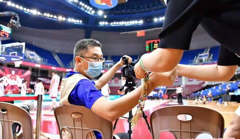 【视频】CBA遇端午：吴庆龙包粽子 记者系彩绳