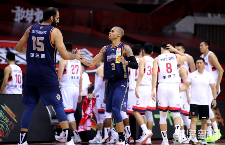 弱队弱队较量同样精彩 同曦何敬佳奉献准绝杀击败广州