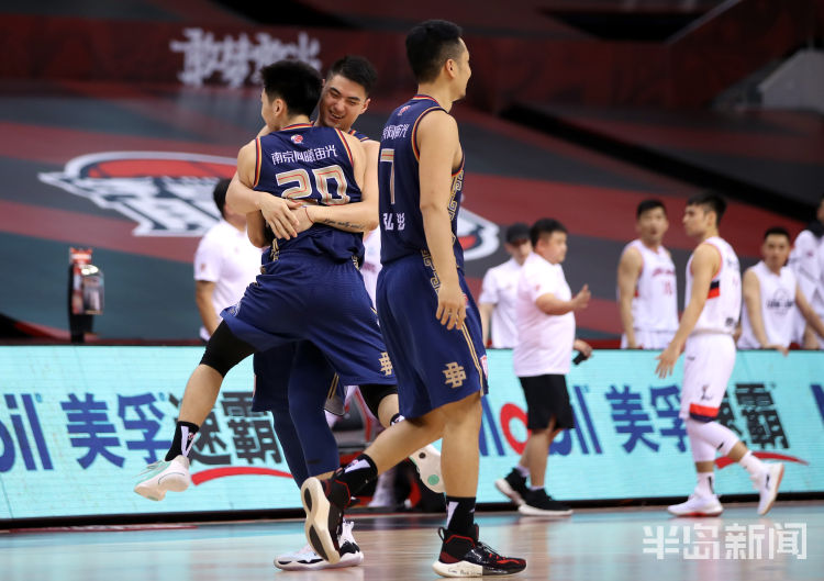 弱队弱队较量同样精彩 同曦何敬佳奉献准绝杀击败广州