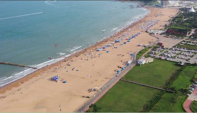 【视频】风吹海浪难得清凉 端午小长假首日航拍青岛西海岸金沙滩