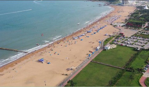 【视频】风吹海浪难得清凉 端午小长假首日航拍青岛西海岸金沙滩