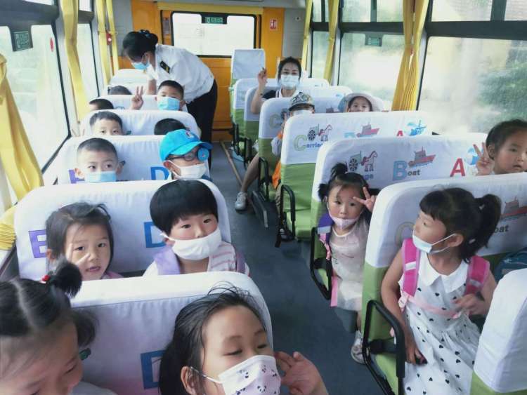 校车即墨开通第一辆公立幼儿园专用定制校车