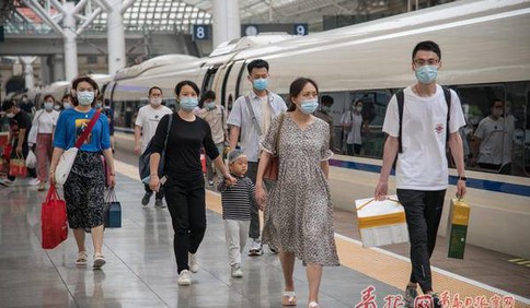 端午小长假首日直击：青岛铁路迎来客流小高峰