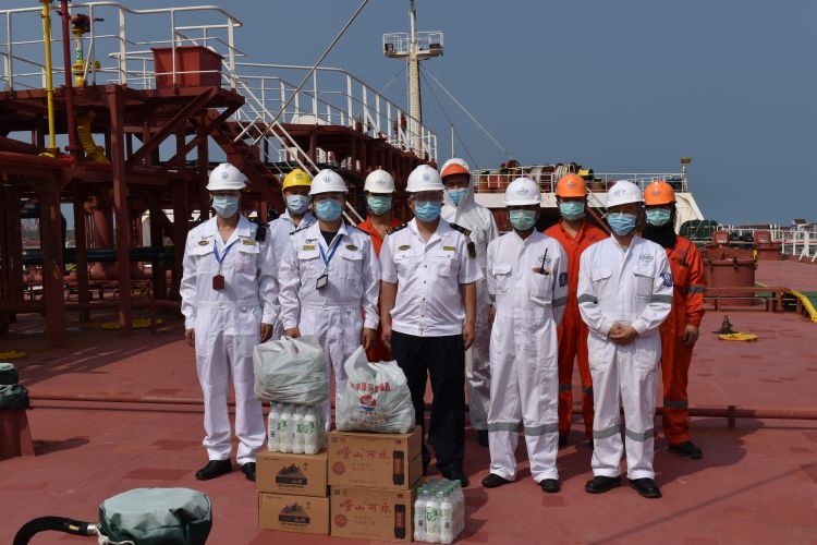 海员关爱海员 董家口海事局与海员轮船上共度端午节