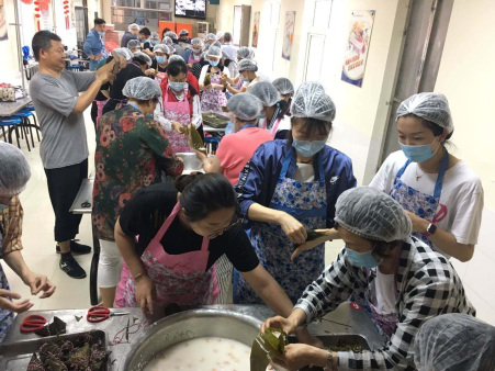 粽子粽子飘香、情满校园 青岛城市管理学校为住校生包粽子