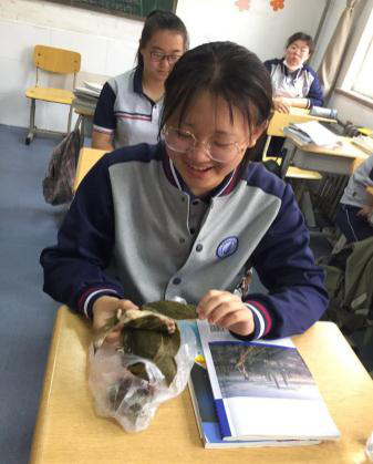 粽子粽子飘香、情满校园 青岛城市管理学校为住校生包粽子