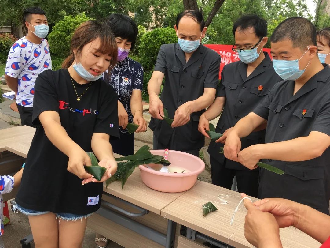 送温暖棘洪滩街道品味端午传承美德 走访空巢老人送温暖