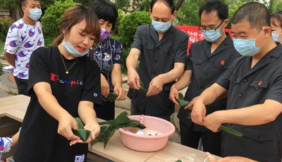 棘洪滩街道品味端午传承美德 走访空巢老人送温暖