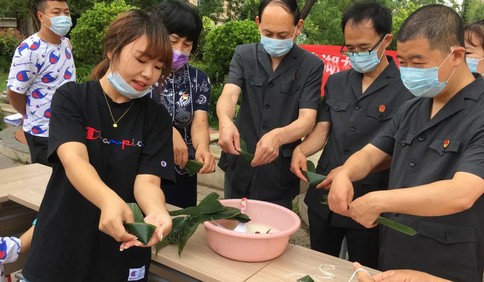 棘洪滩街道品味端午传承美德 走访空巢老人送温暖
