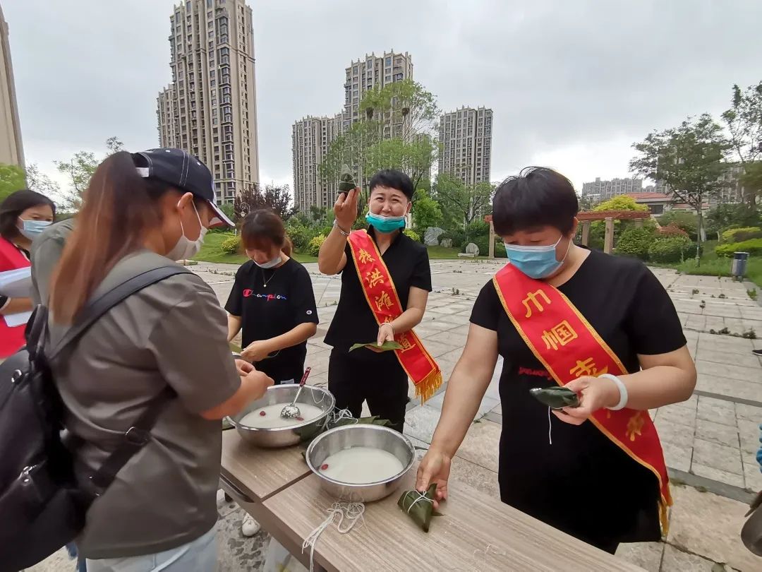 送温暖棘洪滩街道品味端午传承美德 走访空巢老人送温暖