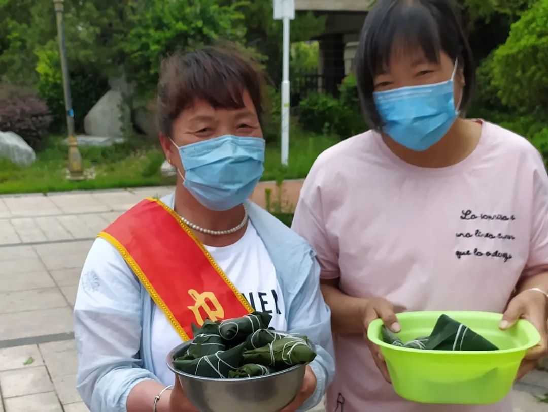 送温暖棘洪滩街道品味端午传承美德 走访空巢老人送温暖