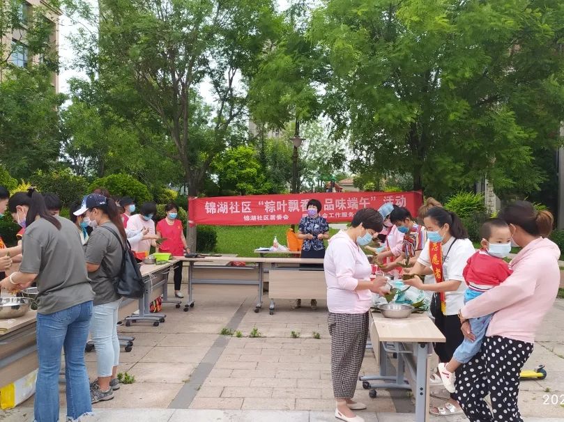 送温暖棘洪滩街道品味端午传承美德 走访空巢老人送温暖