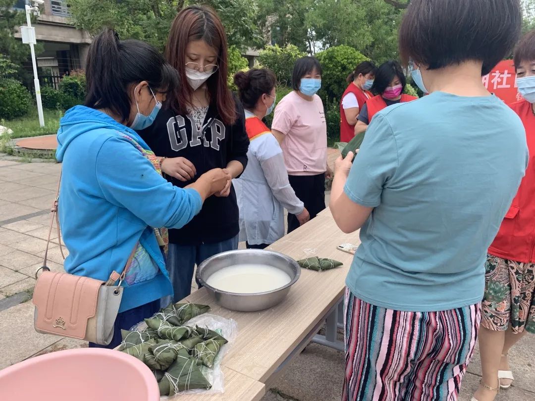 送温暖棘洪滩街道品味端午传承美德 走访空巢老人送温暖