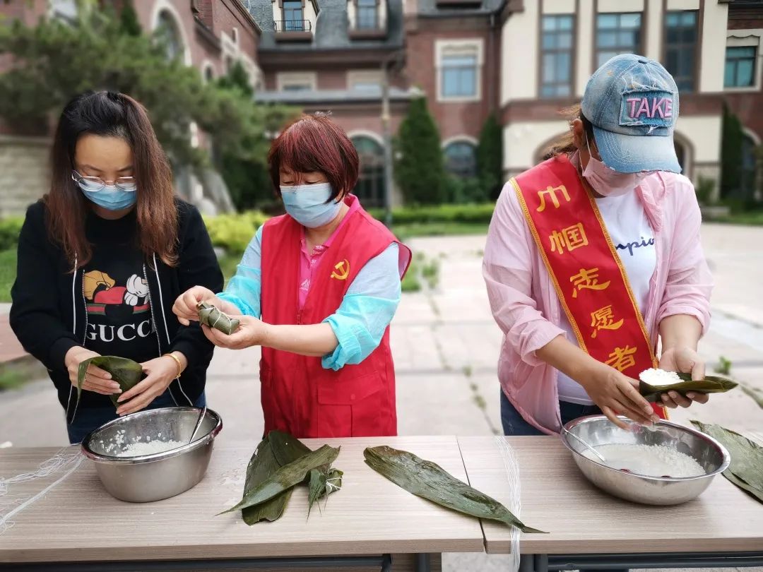 送温暖棘洪滩街道品味端午传承美德 走访空巢老人送温暖