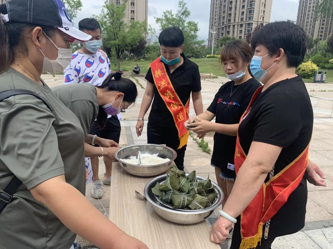 送温暖棘洪滩街道品味端午传承美德 走访空巢老人送温暖