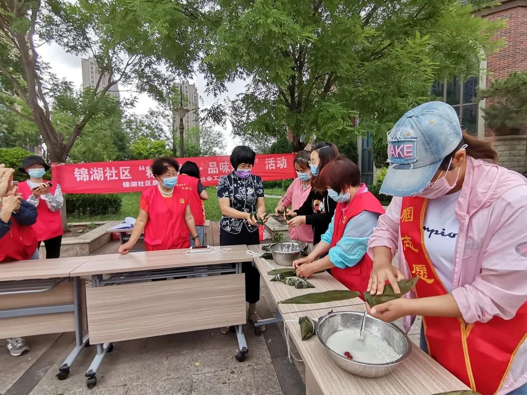 送温暖棘洪滩街道品味端午传承美德 走访空巢老人送温暖