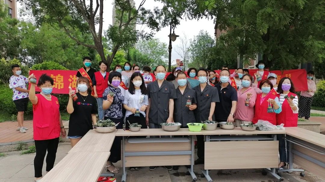 送温暖棘洪滩街道品味端午传承美德 走访空巢老人送温暖