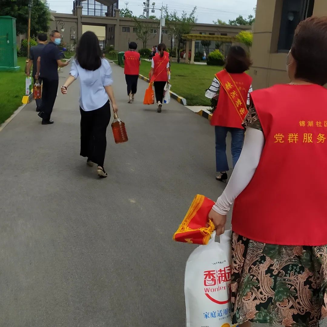 送温暖棘洪滩街道品味端午传承美德 走访空巢老人送温暖