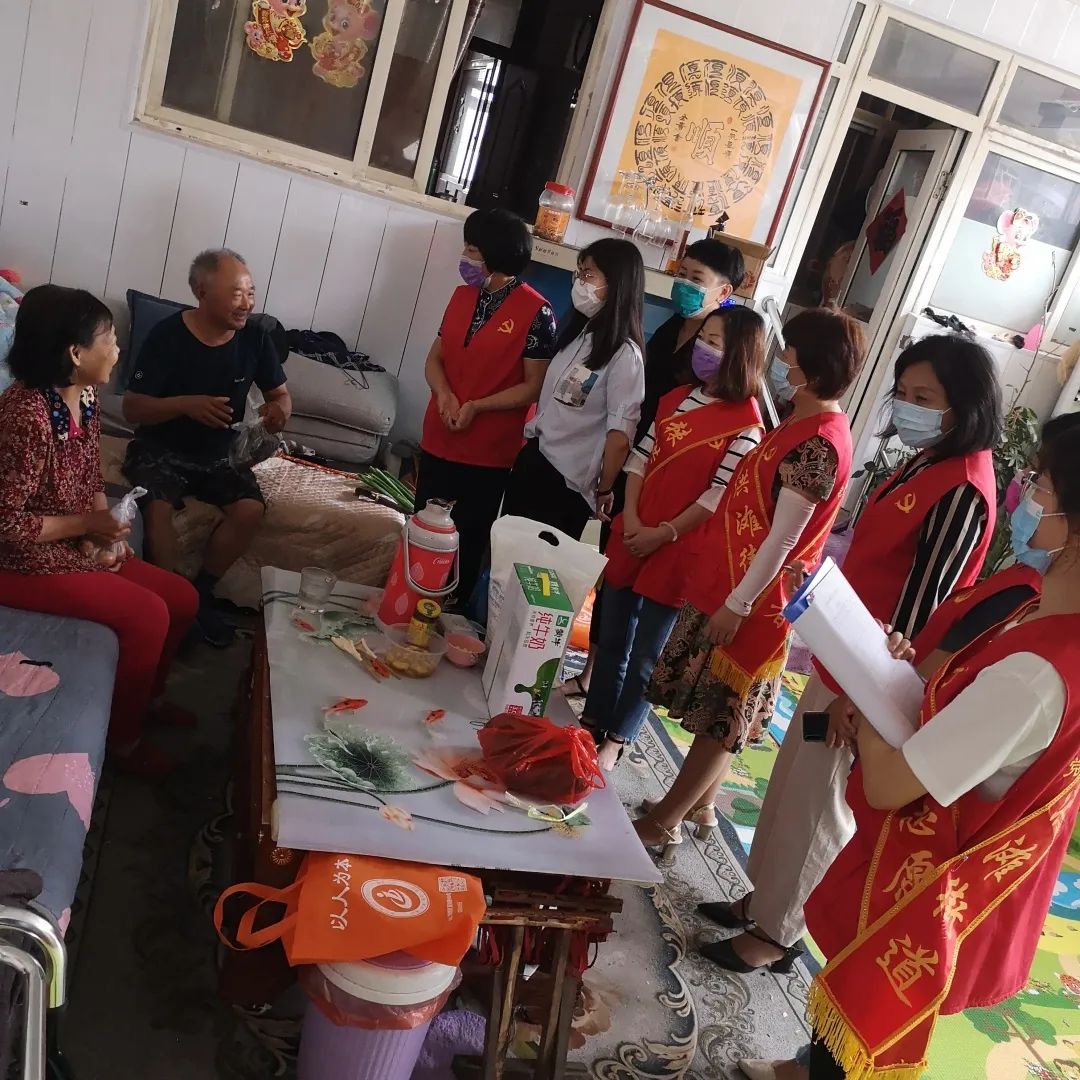 送温暖棘洪滩街道品味端午传承美德 走访空巢老人送温暖