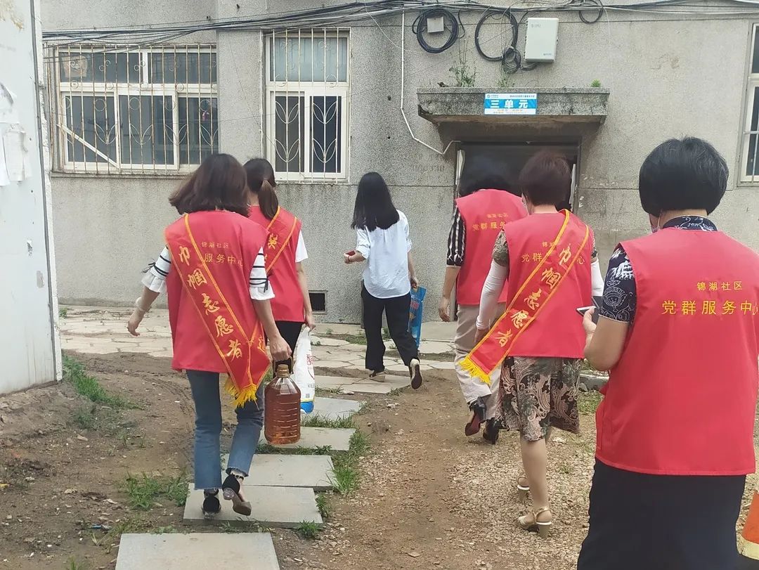 送温暖棘洪滩街道品味端午传承美德 走访空巢老人送温暖