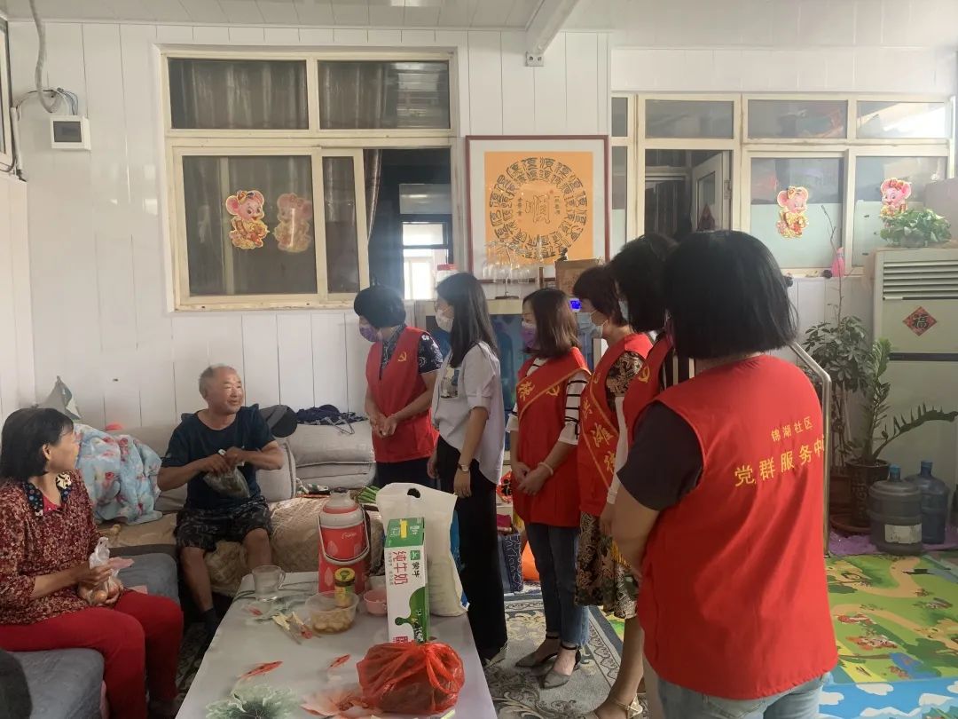 送温暖棘洪滩街道品味端午传承美德 走访空巢老人送温暖