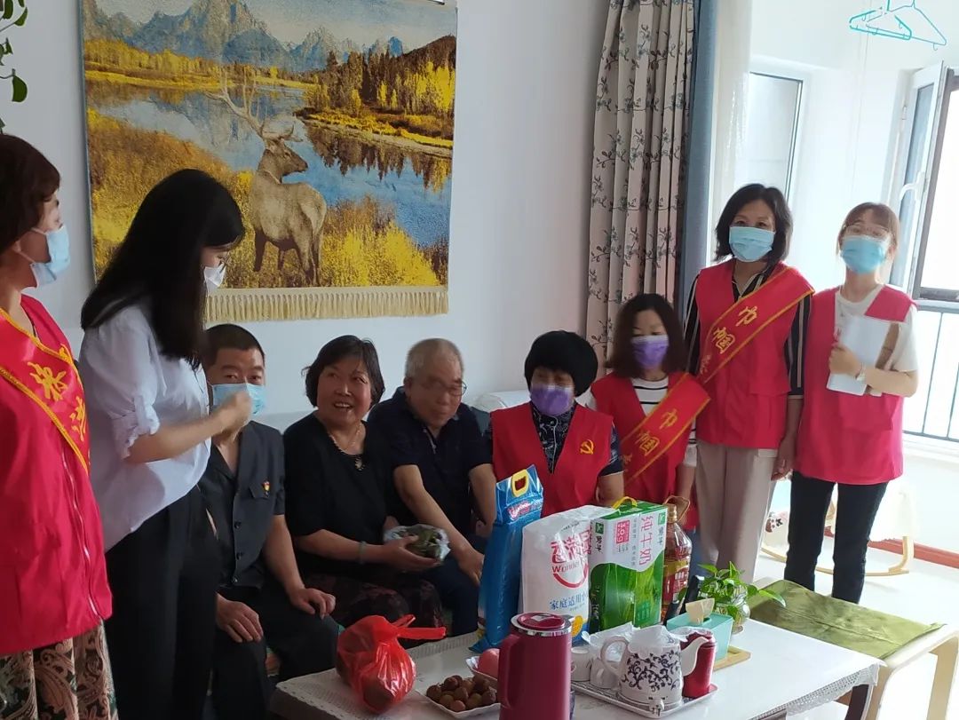 送温暖棘洪滩街道品味端午传承美德 走访空巢老人送温暖