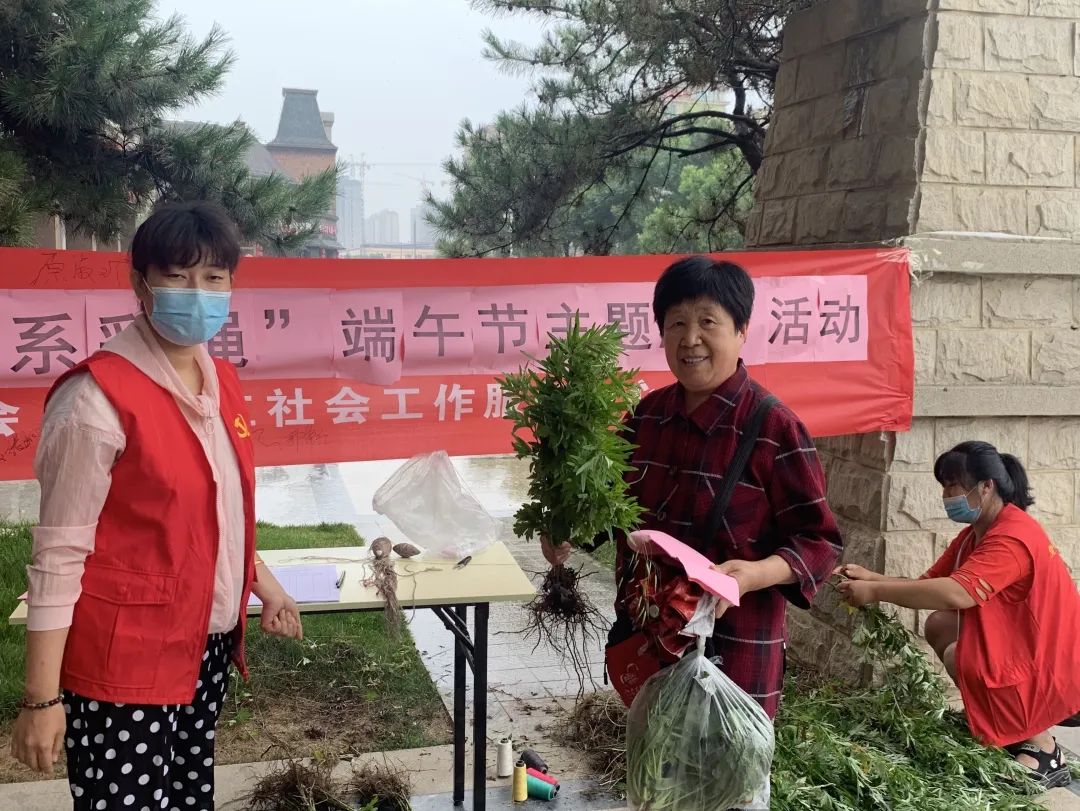 艾草锦湖社区举办端午节主题活动 送艾草传温情不忘禁毒宣传