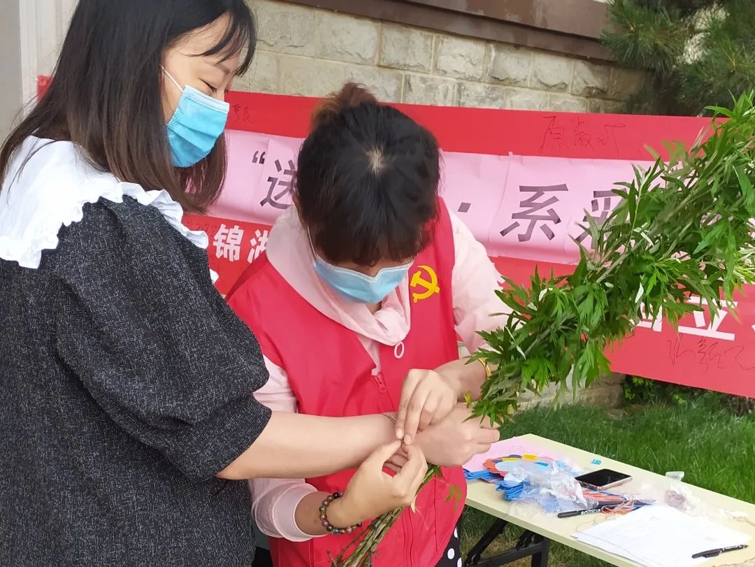 艾草锦湖社区举办端午节主题活动 送艾草传温情不忘禁毒宣传