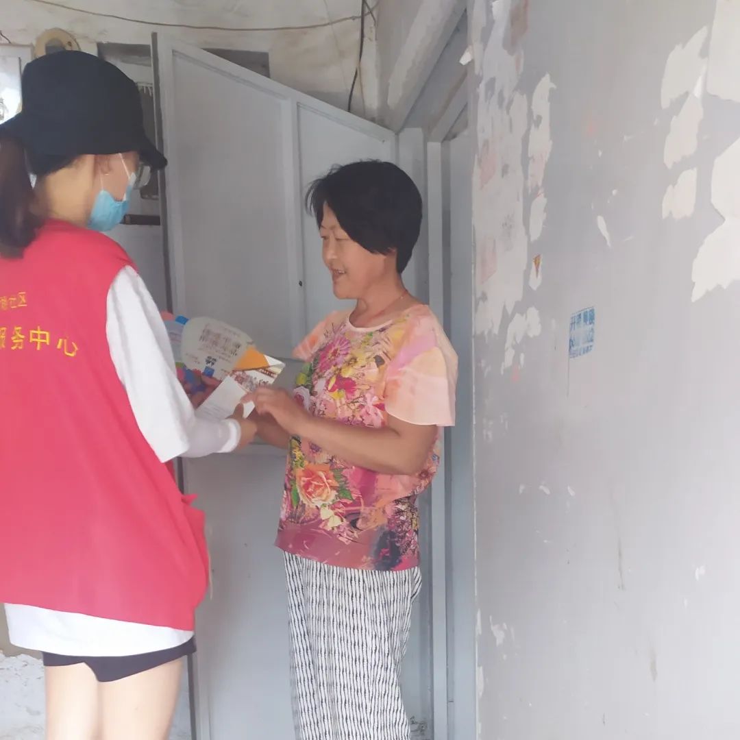 艾草锦湖社区举办端午节主题活动 送艾草传温情不忘禁毒宣传