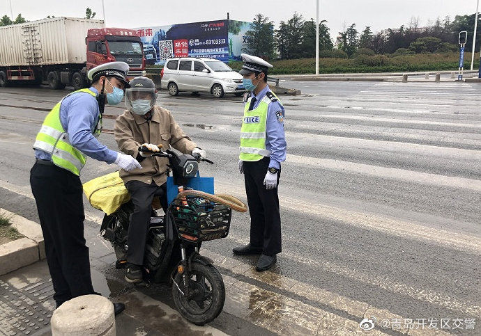 交通安全规范辖区通行秩序 开发区交警积极开展非机动车、行人交通安全劝导活动