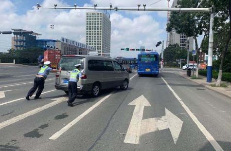 抛锚车辆抛锚路中央 开发区交警伸援手避免路堵