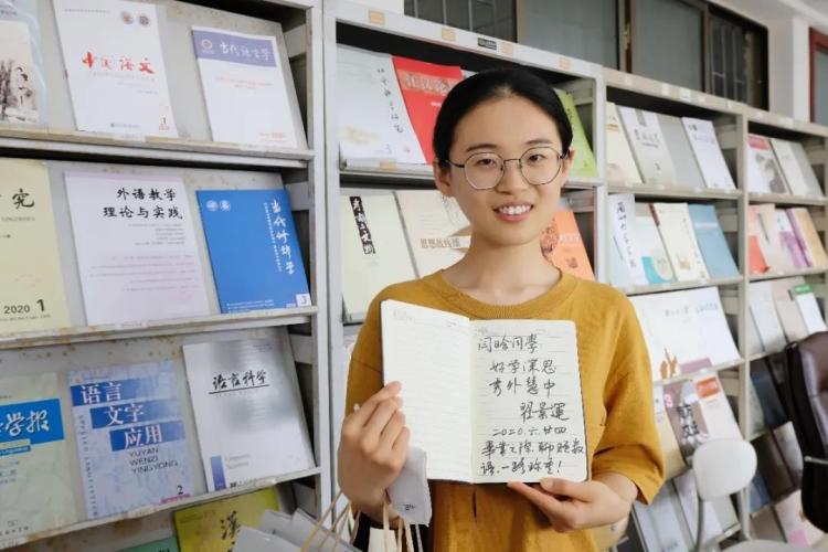 青大最珍贵的毕业礼！青大文学院8位教授手写367幅赠语送别毕业生