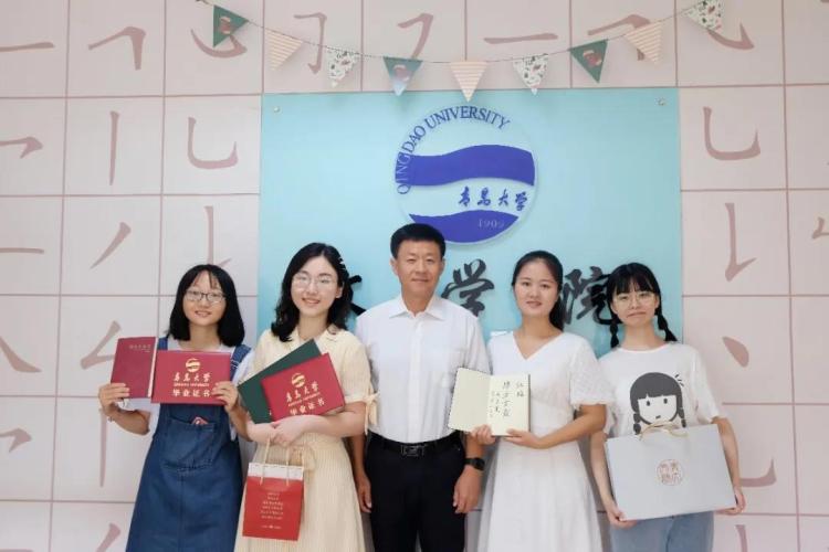 青大最珍贵的毕业礼！青大文学院8位教授手写367幅赠语送别毕业生