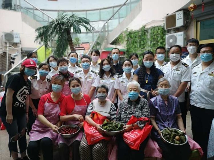 爱心粽情端午 爱心相伴 八大峡社区联合多家共建单位开展端午节爱心走访慰问