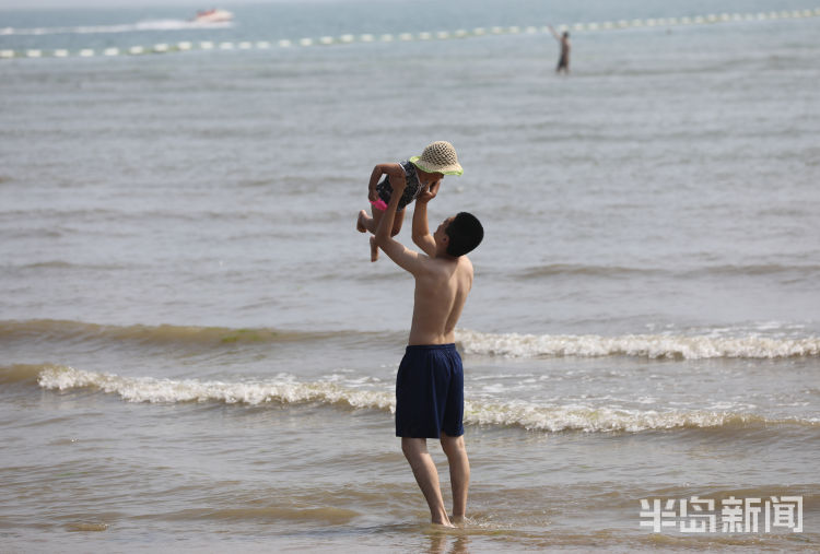 赶海青岛第一海水浴场沙滩上大退潮 市民洗海澡感受清凉