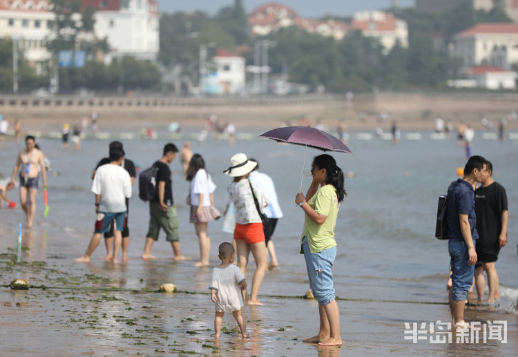 赶海青岛第一海水浴场沙滩上大退潮 市民洗海澡感受清凉