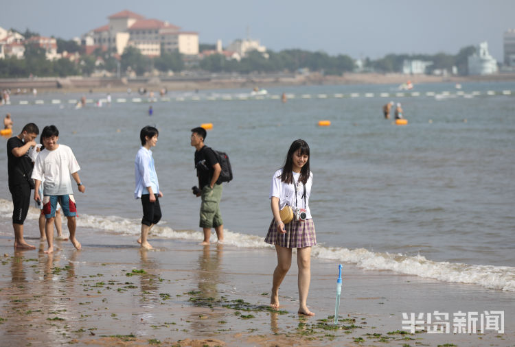 赶海青岛第一海水浴场沙滩上大退潮 市民洗海澡感受清凉