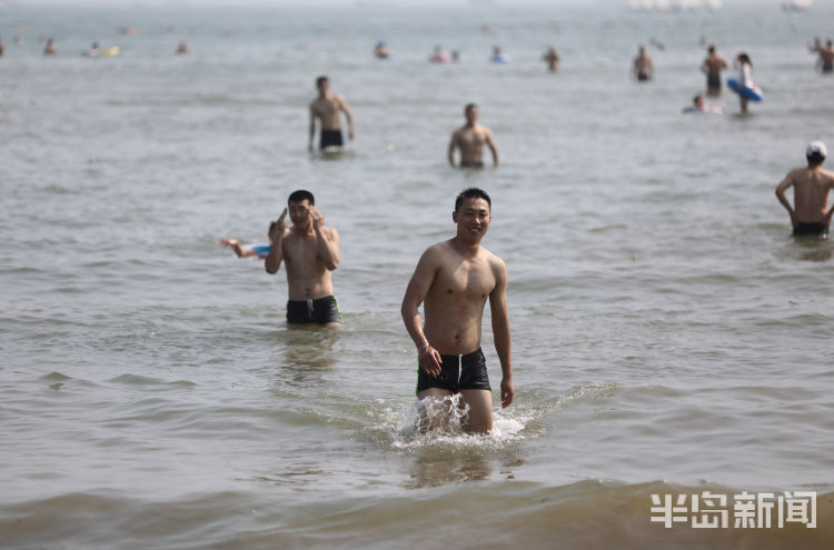 赶海青岛第一海水浴场沙滩上大退潮 市民洗海澡感受清凉