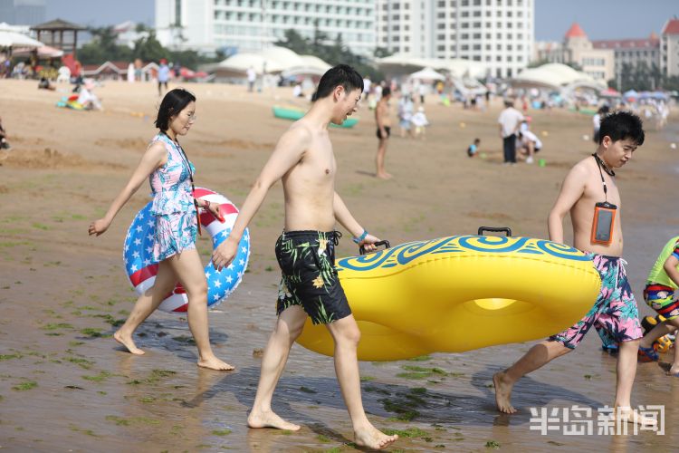 赶海青岛第一海水浴场沙滩上大退潮 市民洗海澡感受清凉