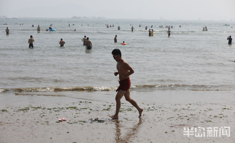 赶海青岛第一海水浴场沙滩上大退潮 市民洗海澡感受清凉