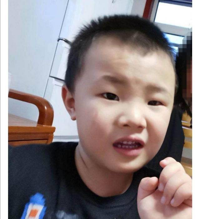 台东扩散！青岛一五岁孩子台东五路附近走丢 家长紧急寻找中