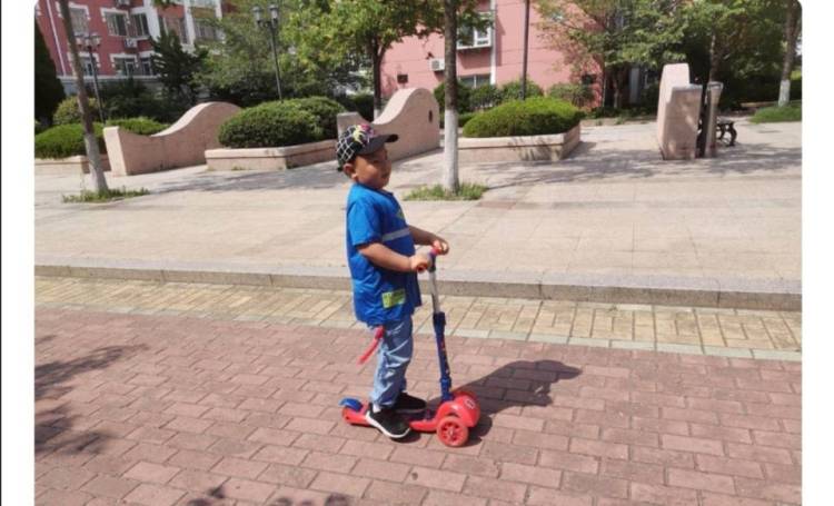 台东扩散！青岛一五岁孩子台东五路附近走丢 家长紧急寻找中