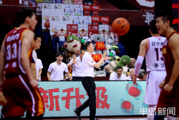 爆冷CBA复赛第八日：辽宁再爆冷负于浙江 郭士强怒摔战术板