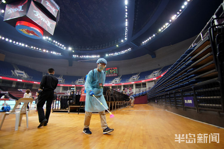 探访探访CBA复赛消杀团队：喷壶喷枪做“武器”保卫赛事卫生安全