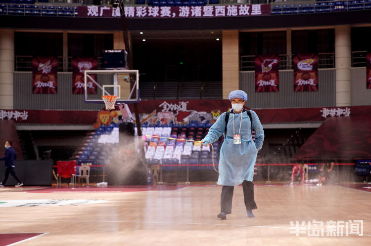 探访探访CBA复赛消杀团队：喷壶喷枪做“武器”保卫赛事卫生安全